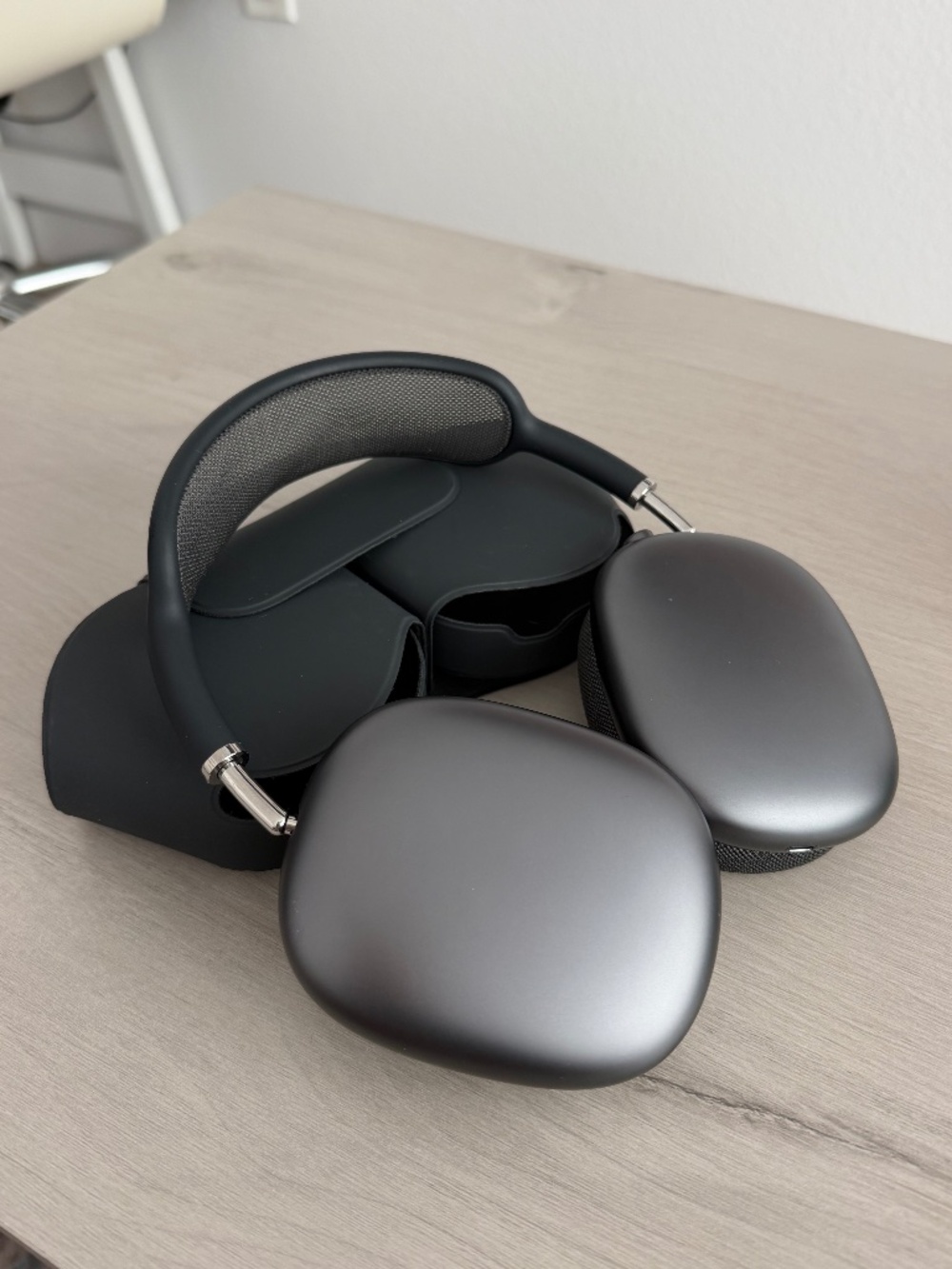 Apple AirPods Max 1st Gen Space Gray A2096 Lightning + Smart Case